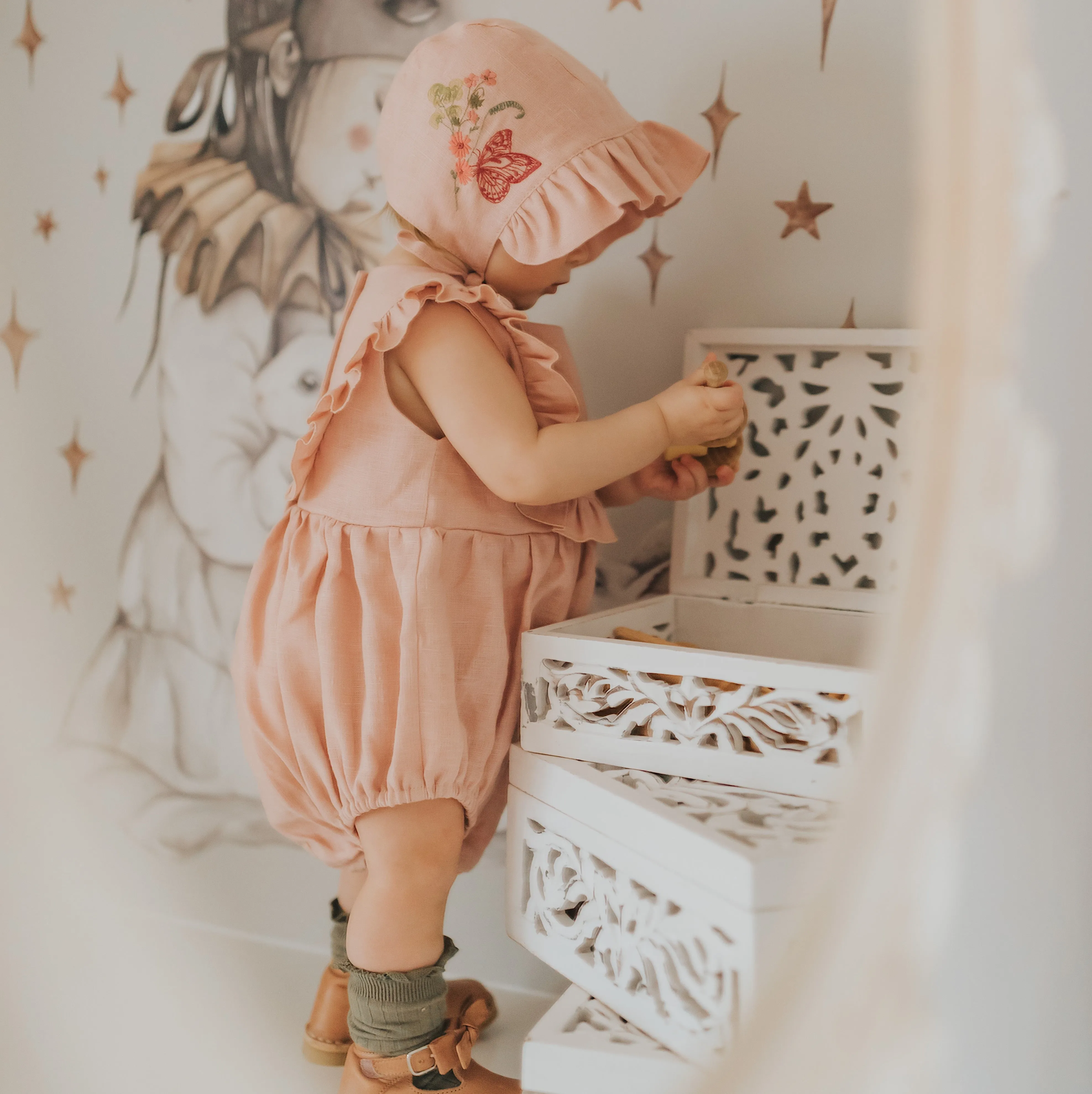 Amber Linen Ruffle Brimmed Bonnet with Bird on Flower Embroidery